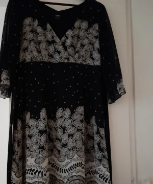 Esperit Fin Klänning  - Fin klänning i märket Esperit  stl 40/42 fint skick.