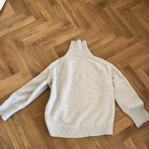 Assnygg polo! - Säljer denna supersnygg oversized sweatshirten då den tyvärr inte kommer till användning hos mig.🫤 Den är i strlk S/M men som sagt lite oversized i fitten.