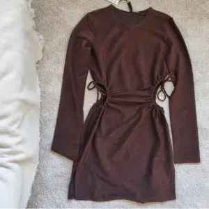 Säljer denna bruna glittriga klänning i stl S. Aldrig använd, prislapp kvar.🤎