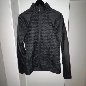 The North Face vårjacka - Säljer nu min vårjacka som är i toppskick men den har dock blivit för liten… Cond10/10 Dem för fler bilder
