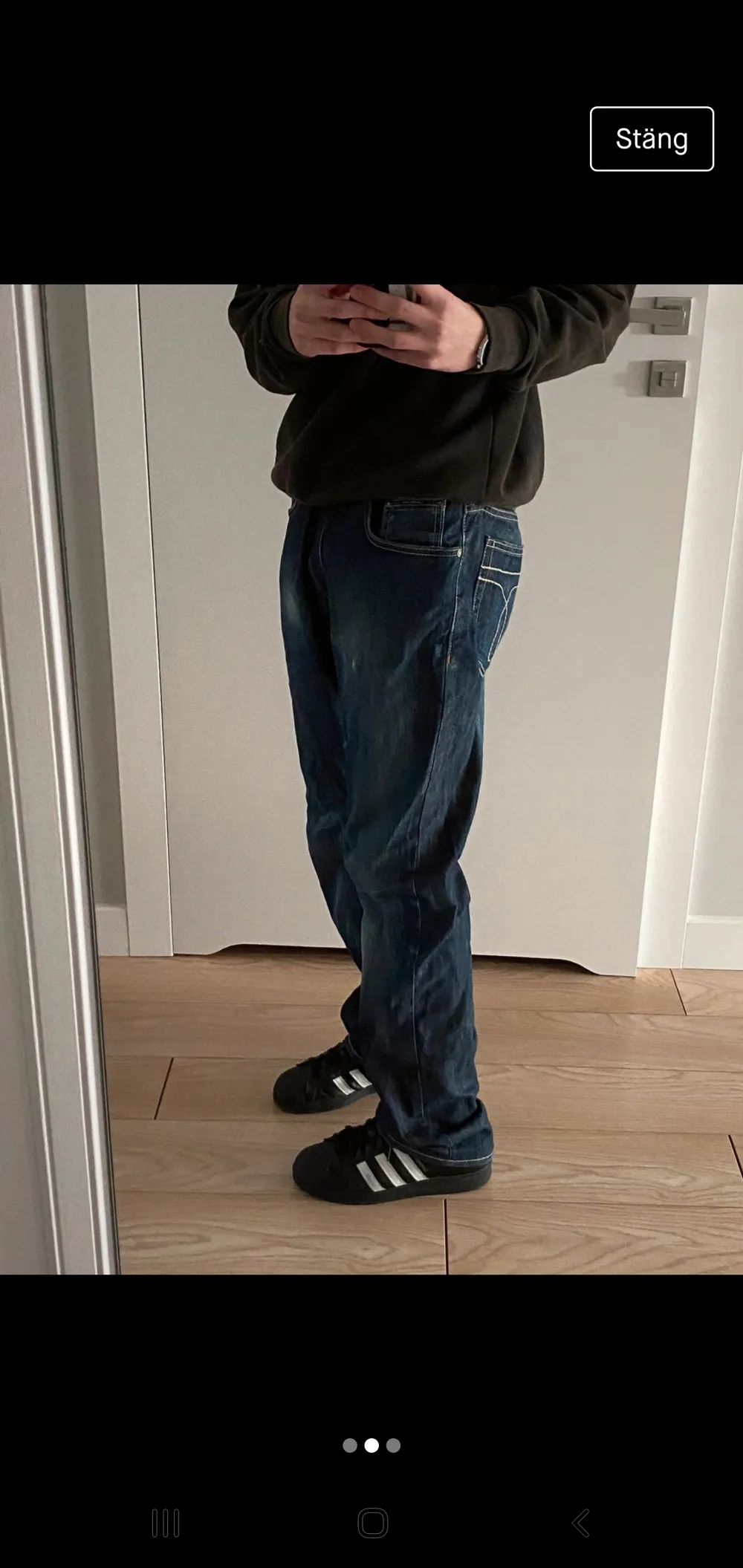 Snygga jeans med cool washed färg och najs passform. Inga defekter. Skriv till mig ifall du vill ha fler bilder eller mått. W34 L33 ish men midjemåttet spelar ingen roll för de sitter snyggt med bällte. Jeans & Byxor.