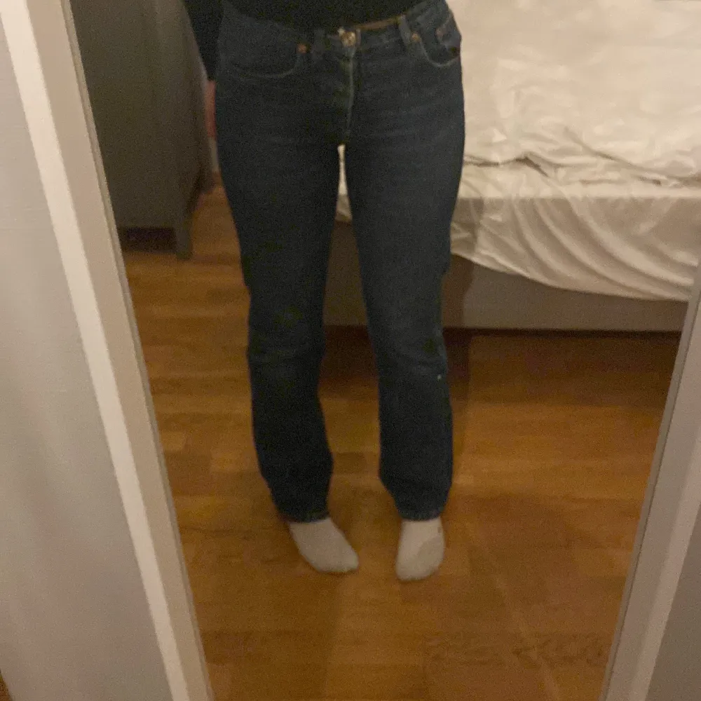 Säljer dessa jeans då de inte kommer till användning längre. ❤️storlek 36 och tror inte de säljs längre. Slitna längst ner men absolut inget som tänkts på då de är väldigt långa. De går till golvet på mig som är 169. ❤️. Jeans & Byxor.