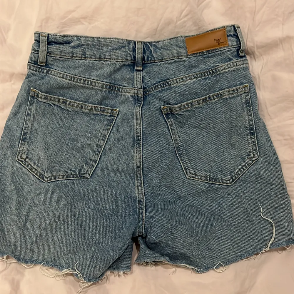 Oversized jeans shorts i mom modell. Midwaist! Super söt till sommaren men lite små på mig! Pris kan diskuteras❤️. Shorts.