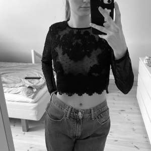 Svart party mesh/lace topp. Snygg utan bh som på bilden men ser även fint ut med. Inte använd så mycket därav i väldigt bra skick.