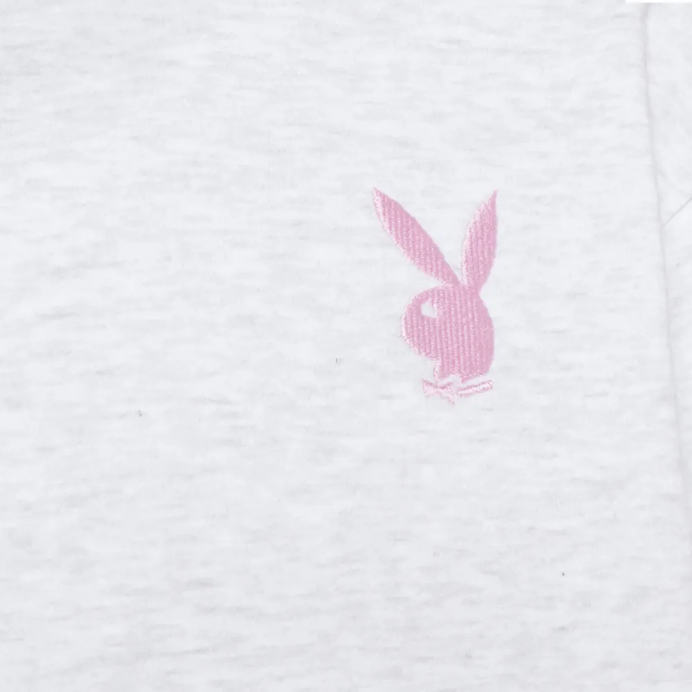 Grå och ljusrosa Playboy hoodie med tryck på ryggen. Slutsåld. Använd fåtal gånger ( skriv för bättre bilder ) pris går att diskutera . Hoodies.