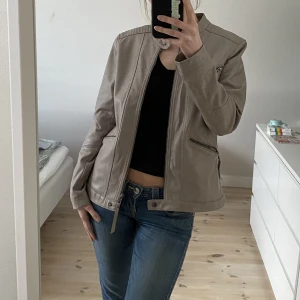 Cool skinnjacka! - Snygg skinnjacka från CECIL. Inte använts så många gånger så i väldigt bra skick. Skriv för fler bilder osv! Äkta skinn!