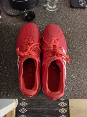 Fotbollskor  - Adidas fotbollskor lite slitta men funkar att spela med. Du står för frakt och storlek 43,5