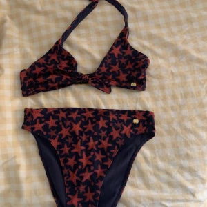 bikini set - fint bikiniset fårn twilfit. storlek S i både topp och underdel. är i nyskick då den är använd en gång. köparen står för frakten som ingår i annonspriset (66kr). 
