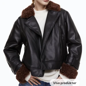 Skinnjacka H&M - Säljer denna oanvända skinnjacka från H&M. Den är så fin och sitter så snyggt. Skriv för fler bilder. Nypris 799 kr🌸