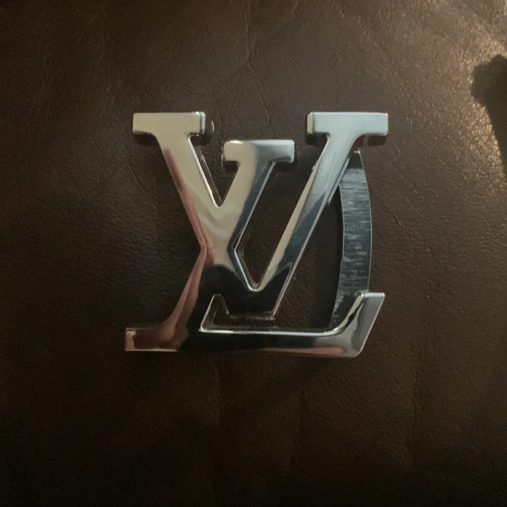 Säljer en extra Louis Vuitton extension till louis vuitton bälten. Den är helt ny och påsen finns med.. Övrigt.