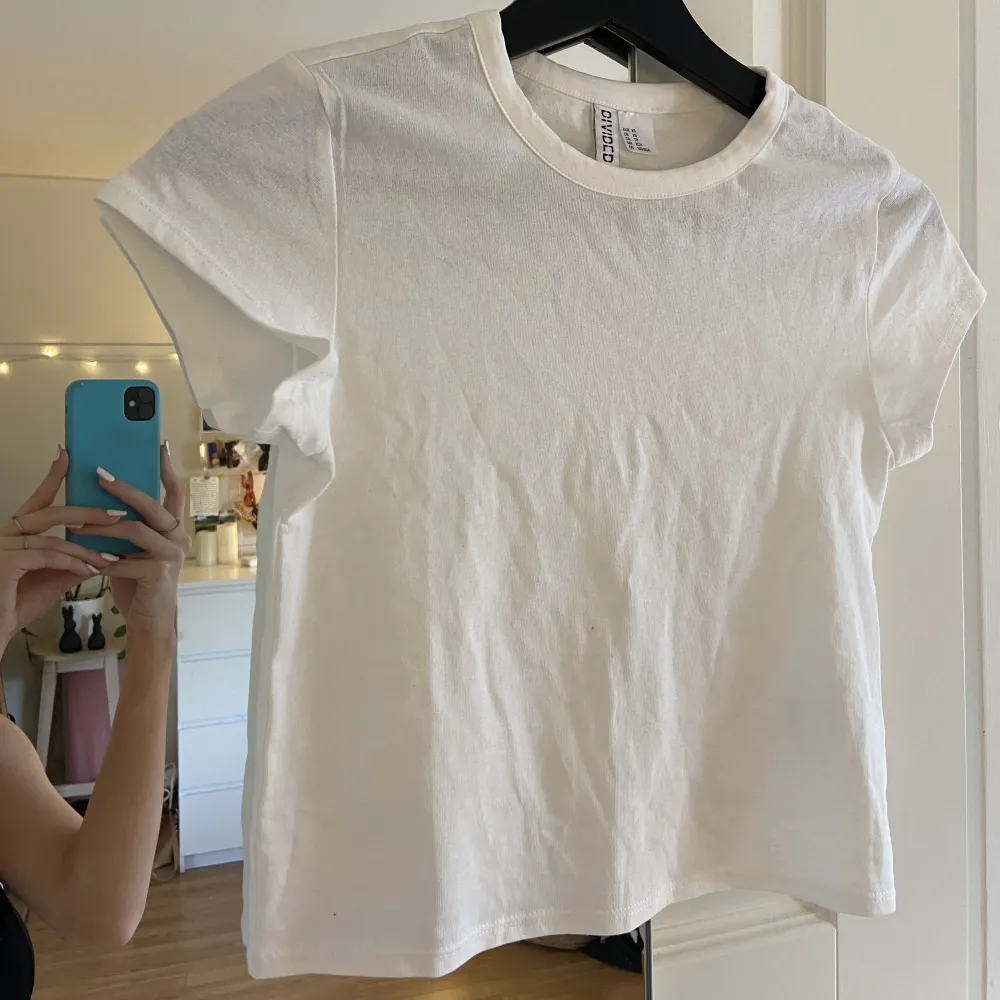 Helt vanlig vit tajt croppad t-shirt från h&m. Den är tyvärr för liten för mig och han slita av lappen innan jag provade så den är helt ny och oanvänd💗. T-shirts.