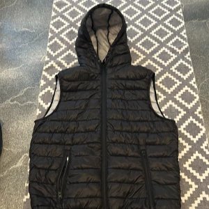 Bershka vest  - En fin och fräch vest i storleken XL. Knappt använd. Dunn material 