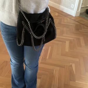 Stella McCartney väska  - Säljer min supersnygga Stella McCartney väska i modellen falabella mini. Super bra skick! Som ny! Äktighetsbevis finns!❤️❤️ skriv för fler bilder 