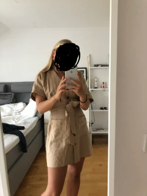 Klänning - Säljer denna fina klänning från Zara i storlek S💖