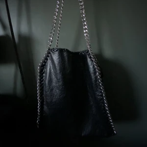 Stor kedjeväska - Nu säljer jag min populära kedjeväska med märket Tiamo. Inköpt i höstas på Scorett. Väskan är sparsamt använd och har inga tydliga tecken på användning, därav priset (nypris: 600kr). Skriv för frågor eller fler bilder!