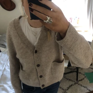 Stickad kofta - Jättefin kofta i alpaca från arket! Storlek L men liten i storleken så passar mig som är en s/ m !  Nypris: 700 kr Skick: 8/10 Hör av er för mer info!❤️