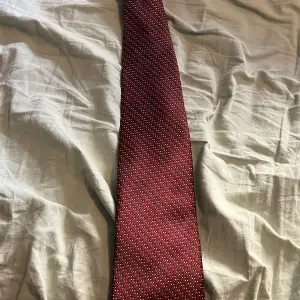 En fin slips som inte används. Jag tror att den är äkta, men är inte 100% säker. 