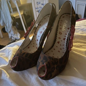 Killah klackar - Skitsnygga klackar från Killah, köpta secondhand men aldrig använda av mig! Finns lite skav på klacken som kan skicka bild på! Storlek 37