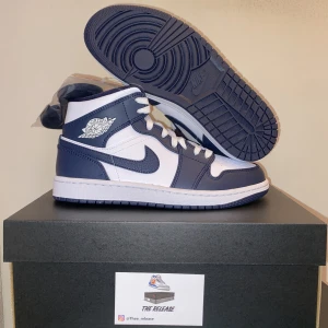 Jordan 1 mid navy blue  - Jordan 1 mid navy blue i storlek 40. Pris: 1699kr Helt nya med extra navy blue snören. Kan mötas i Stockholm eller frakta mot kostnad ☺️