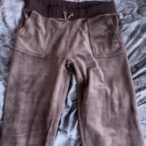bruna juicy byxor - säljer nu mina bruna nya juicy byxor, aldrig använda💗skriv för intresse!