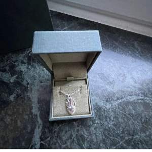 Sälier mitt jättefina halsband från Maria Nilsdotter ”Fever Necklace”, limited edition !! Nypris 2500 toppen skick! slutsålt och så unikt, kan diskutera priset ! ❤️‍🔥