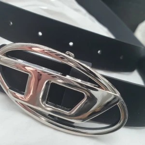 Diesel Vegan Belt Skärp Deadstock Y2k - Säljer åt min väninna som har 2 stycken orörda vintage skärp i VEGANSKT skinn med det eftertraktade blanka spännet. Spännet är cirka 8cm brett och 4cm högt.