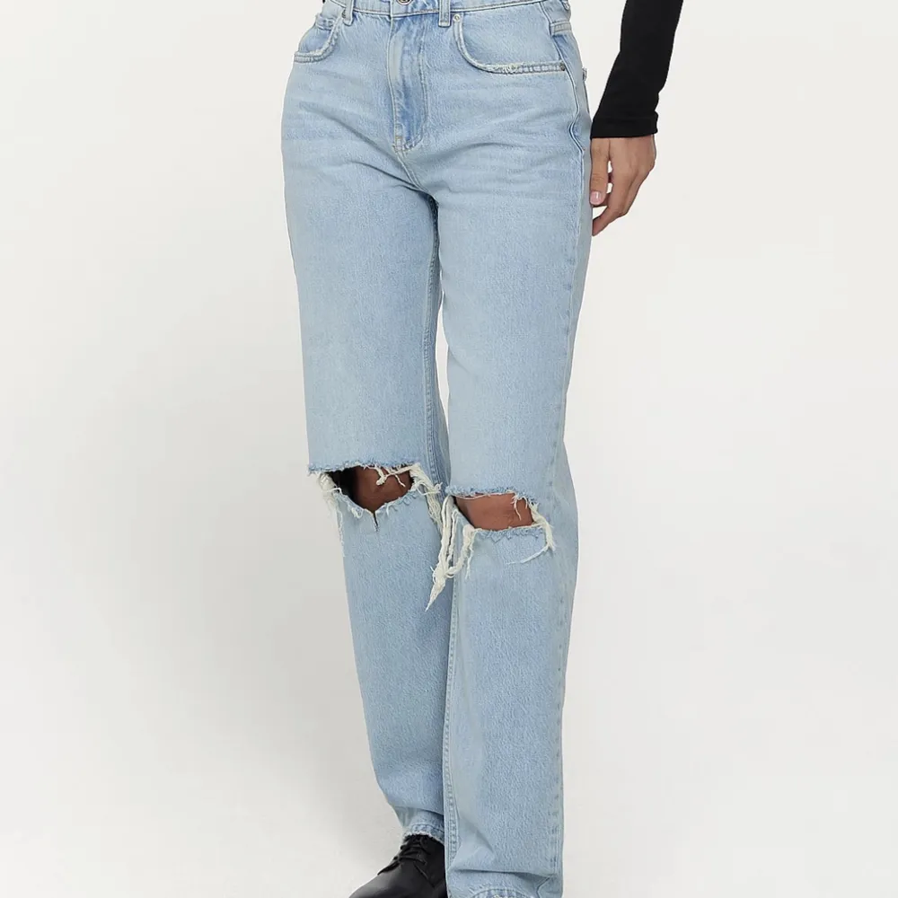 Ljusblåa 90s high waist jeans med hål ifrån ginatricot, storlek 32. Använda nån enstaka gång. Säljer för 80kr plus frakt🥰. Jeans & Byxor.
