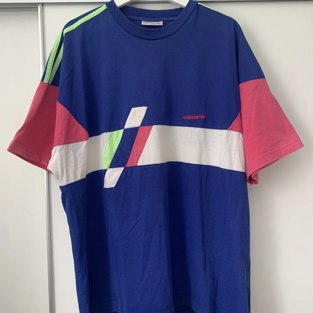 Jag säljer en Vintage Adidas T-shirt i XL. Den är från Adidas 80-tal och mycket unik, lite nopprig i tyget. Frakten är inkluderad i priset, skickas via postnord (frimärken).. T-shirts.