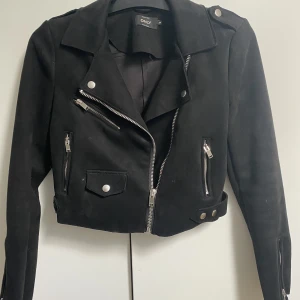 Svart vårjacka - En svart vårjacka i mocca imitation i storlek 34. Modellen är croppad. Använd ett fåtal ggr. Märket only 