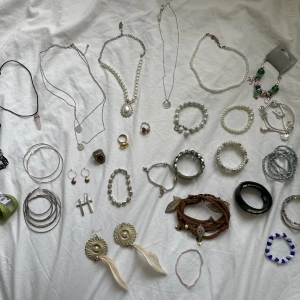 Smycken halsband armband ringar örhängen  - Smycken. Allt finns i fint skick. Vissa är oanvända. Fråga om pris eller paketpris 500kr