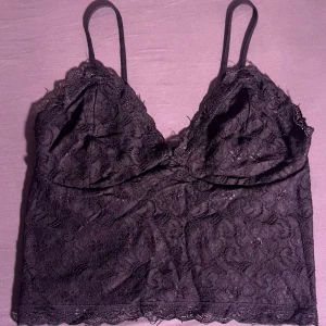 Cropped spets topp - Cropped uringad spets topp/bralette