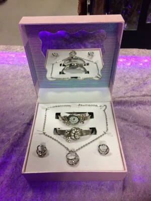 Dam Klocka med Smycken i Presentförpackning  - Pris 299kr Frakt 59kr