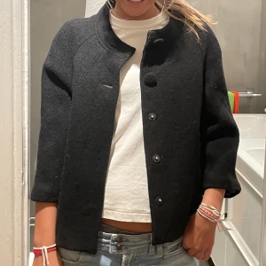 NAJS svart trekvarts kappa🙏🏻❤️‍🔥 - Sååå fin basis kofta som man kan ha både knäppt och uppknäppt! Perfekt nu till våren🌺 Jättefint skick och storlek M/40  Passar dock en S