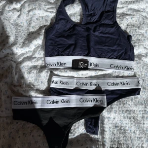 Calvin Klein Set - Helt nya aldrig använda men har ångrat mig. Blå settet: 400kr (originalpris 550kr) Säljer som ett set inte separat. Svarta trosorna är sålda! Hör gärna av er om frågor eller fler bilder🥰