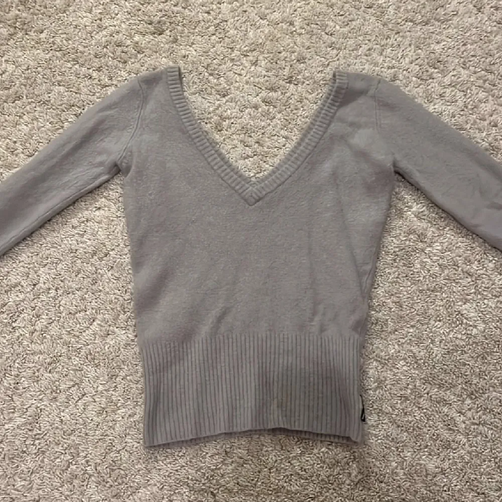 funderar på att sälja den här jättefina tröjan köpt av @clarasiberg då den tyvärr var lite för stor för mig :( bilderna är från hennes sida men skickar fler om så önskas 💓 tryck inte på köp nu &  köparen står för frakten! . Tröjor & Koftor.