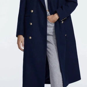 Klassisk kapa, marine blue , dark blue - Helt ny jag beställde den innan jag åker till Paris men den kom sen och ock inte att returnera för retur tiden gick ut. Den är för lång för mig. Den passar någon som har S eller M i storlek, 156+ cm. Jag köpte den 1000kr så jag bjuder på et schysst pris.