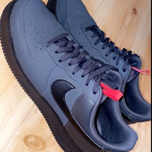Nike Airforce Anthracite red/black - Storlek 42.5, köpte från USA för 6000kr nypris men har bara använt fåtal gånger. 