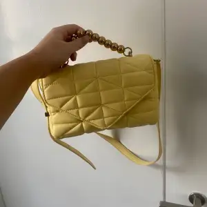 Super fin gul väska från zara