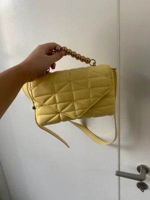 Väska  - Super fin gul väska från zara