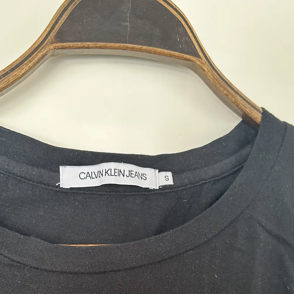 Säljer denna Calvin Klein T-shirt köpt från Jolina i Borås! Orginalpris 449kr, säljes för 280kr inklusive frakt💕. T-shirts.