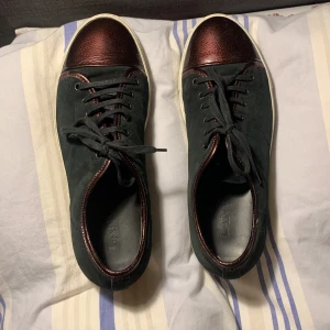 Lanvin skor - Säljer dessa limiterade lanvin skorna, som är näst intill helt nya, skick 9,5/10 dem är i storlek uk8 som motsvarar 42/43 och kommer med dustbag!