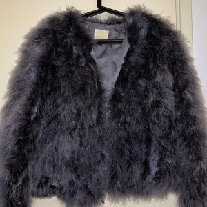 Pälsjacka  - Jag säljer min pälsjacka i färg grå. Den är inte äkta, den kommer inte till användning länge därför säljs den. Den är i bra skick! Priset kan diskuteras. 