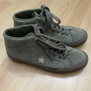 Gröna Converse - Ett par jätte coola gröna converse one star med vita stjärnor på, köpte second hand och tror inte att just de här säljs längre. Säljer pga att de tyvärr inte passar mig.Köparen står för frakt eller mötas upp. pris kan diskuteras.Tryck inte på köp nu!💞