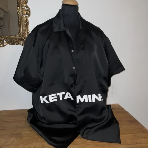 Heliot Emil limited edition - Helt oanvänd heliot emil crewneck skjorta med tryck som gjordes i ett limiterad antal🖤finns inte till salu ute & nypris var 5699,-