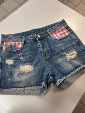 Jätte fina låg midjade jeans shorts med sött rutigt tyg som detalj… super fina till sommaren och ger verkligen Italien kännsla… inte mina bilder utan förra säljarens! Skulle säga storlek S-M 