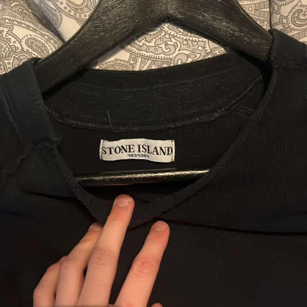 Säljer en stone island sweatshirt i svart-Navy blå färg som är använd.  Storlek L (Diskuterar pris)  Hör av dig vid intresse . Hoodies.