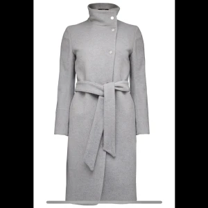 Kappa från Tiger of Sweden.  - Fin kappa från Tiger of Sweden. I modellen Floy, grå i storlek S. Ullkappa med 80 % ull, 20 % polyamid. Fin kvalitet och fint skick. 