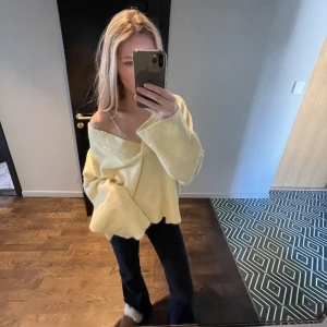 tunn stickad tröja  - suuuper fin till våren 💜 den är i ett jätte skönt tunt material 