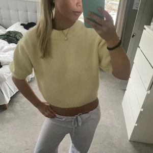 Söt stickad tröja  - Gul stickad tröja, bra skick 