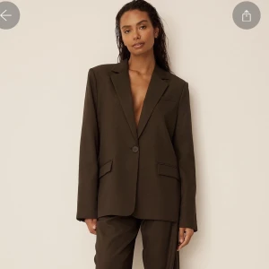 Brun oversized kavaj - Helt ny kavaj från nakd med lappar kvar. Modellen är oversized, och köptes för 799 kr